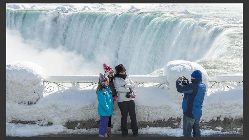 A pesar de las bajas temperaturas, las personas quieren sacarse fotos.