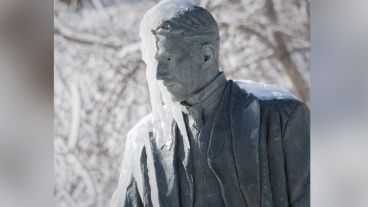 En los alrededores de las cataratas, una estatua de Nikola Tesla también sufre del frío.