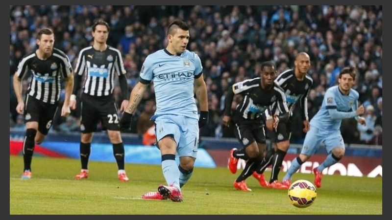 Ojos bien abiertos: así definió el Kun en el primer gol del City. 