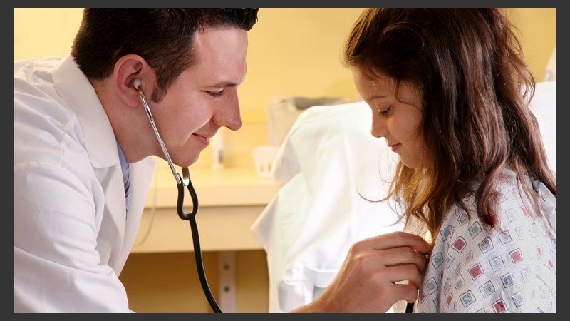 El  tratamiento en casa permite que los niños puedan disfrutar de la escuela, de sus amigos y de la familia.