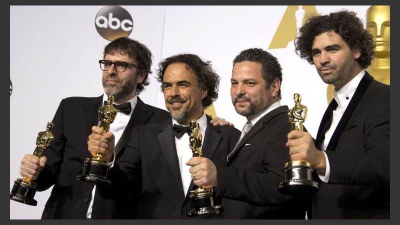 Nicolás Giacobone, González Iñárritu, Alexander Dinelaris y Armando Bo celebran el Oscar a mejor guión original.