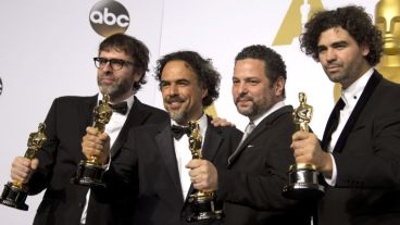 Nicolás Giacobone, González Iñárritu, Alexander Dinelaris y Armando Bo celebran el Oscar a mejor guión original.