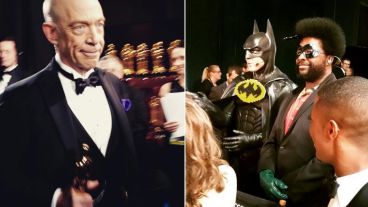 Izq: J.K. Simmons junto a su estatuilla al ganar mejor actor de reparto. Der: este Batman interpretó la canción de la película Lego.