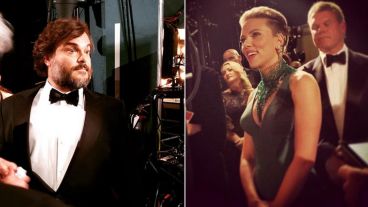 Der: Jack Black minutos antes de salir a escena. Der: la diosa de Scarlett Johansson.