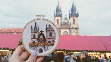 La artista bordó una iglesia de Praga, República Checa