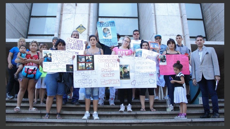 Familiares y amigos de Carolina Aranda y Eliana Zalazar, asesinadas en 2011, pidieron justicia en Tribunales. 
