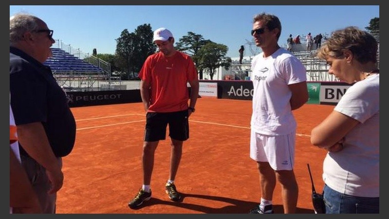 Orsanic en la cancha de Tecnópolis, donde se disputará una serie de Copa Davis.