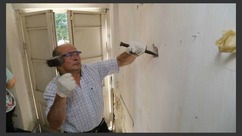 Sobrevivientes de la dictadura participaron de la demolición simbólica.