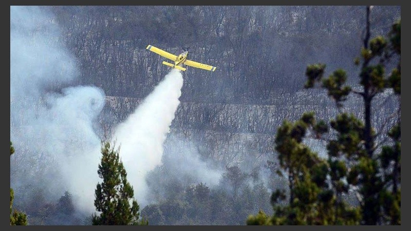 Aviones hidrantes ayudan a combatir el fuego.