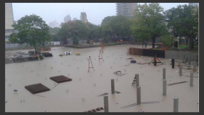 En el parque Alberdi las obras para las cocheras subterráneas quedaron bajo el agua.