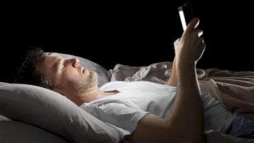 Chequar el celular en medio de la noche solo provocará insomnio.