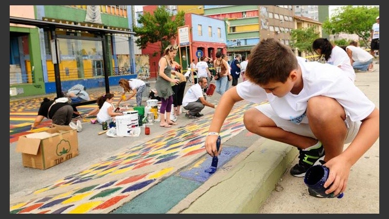El sueño del artista era asfaltar de colores las calles de su barrio.