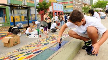 El sueño del artista era asfaltar de colores las calles de su barrio.