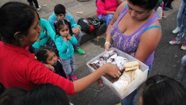 Una chica ofrece pedazos de torta a los manifestantes.