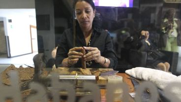 Una mujer elabora un puro durante la apertura de la Feria Comercial.