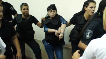 Rocío Ayelén Quiroz sale custodiada luego de la lectura de la sentencia.