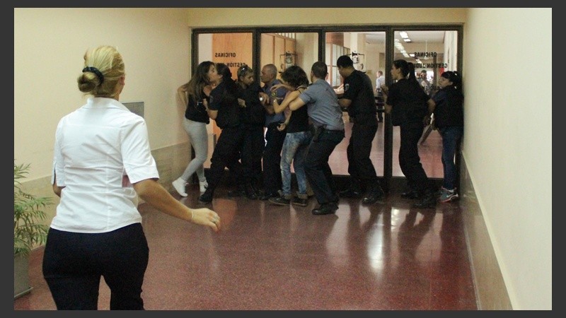 Momentos de tensión en los pasillos de Tribunales. La policía debió intervenir para proteger a la acusada.