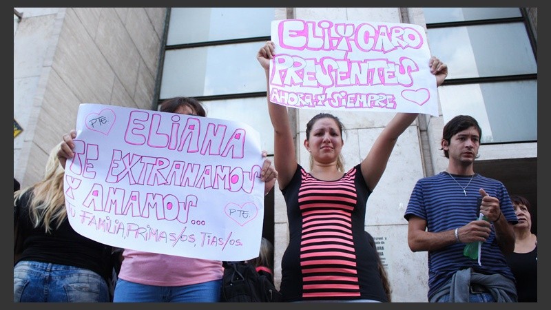 Carteles en homenaje a las chicas asesinadas en 2011.