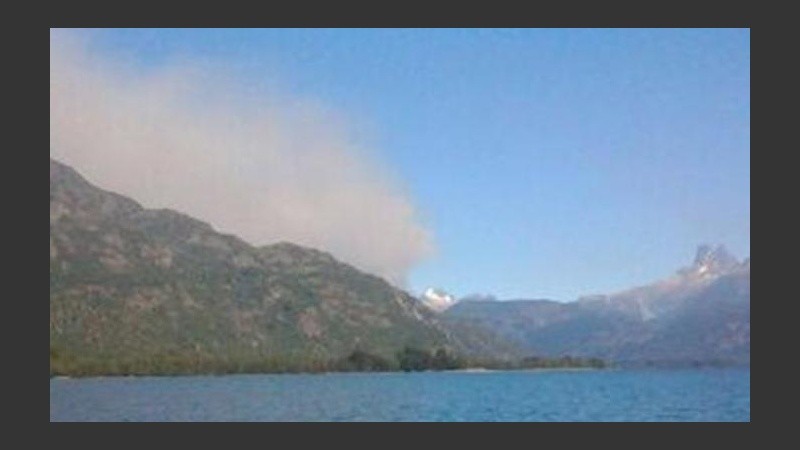 El combate al fuego sigue por tierra con brigadistas y maquinaria pesada.