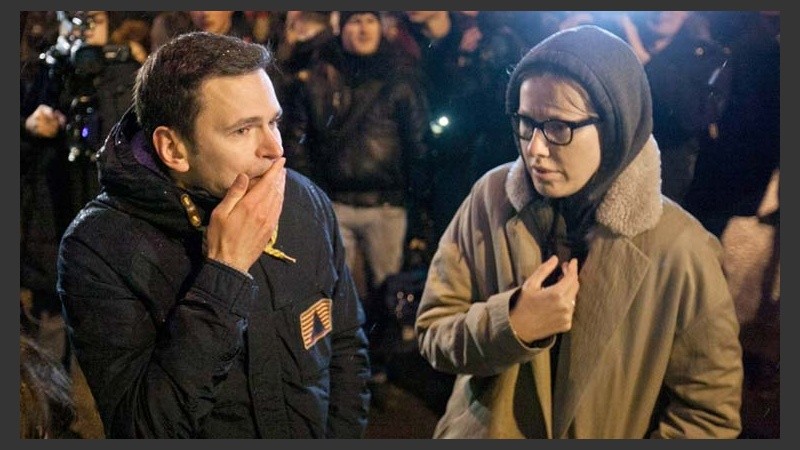 Los activistas Ilya Yashin y Ksenia Sobchak, consternados por lo sucedido. 