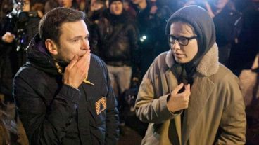 Los activistas Ilya Yashin y Ksenia Sobchak, consternados por lo sucedido.