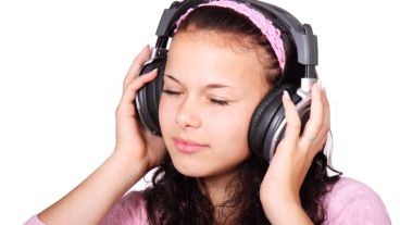 Más de 43 millones de personas de entre 12 y 35 años padecen una pérdida auditiva discapacitante.