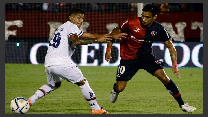 Figueroa, por el balón.