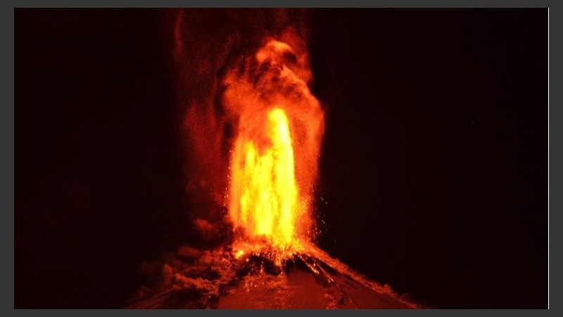 El volcán en plena erupción. 