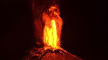 El volcán en plena erupción.