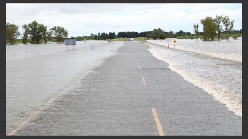 La autopista Rosario-Santa Fe sigue complicada en el kilómetro 103. 