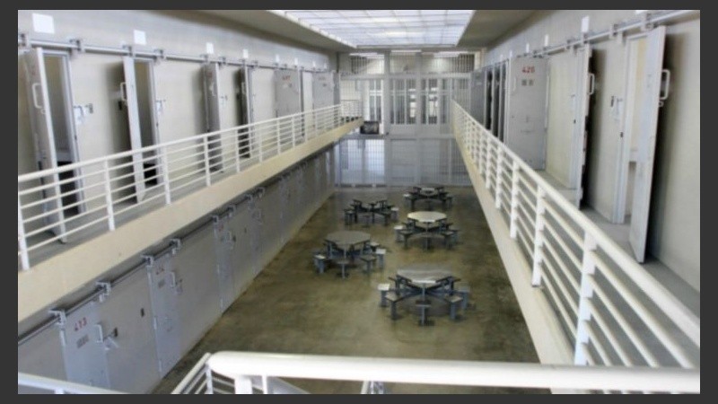 Intramuros, los internos tienen celulares en su poder. 