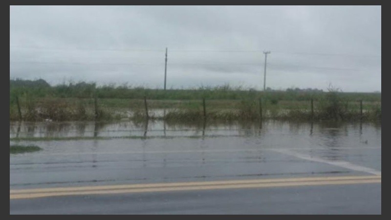 El agua colmaba las rutas de la región.