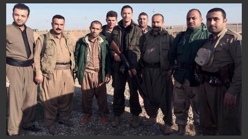 Mattioli en el centro portando una AK-47 junto a sus compañeros peshmerga
