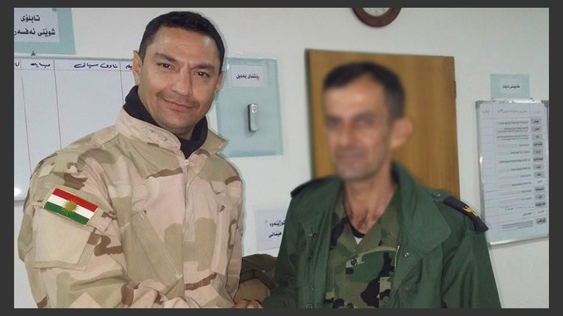 Mattioli junto a un compañero de la milicia kurda