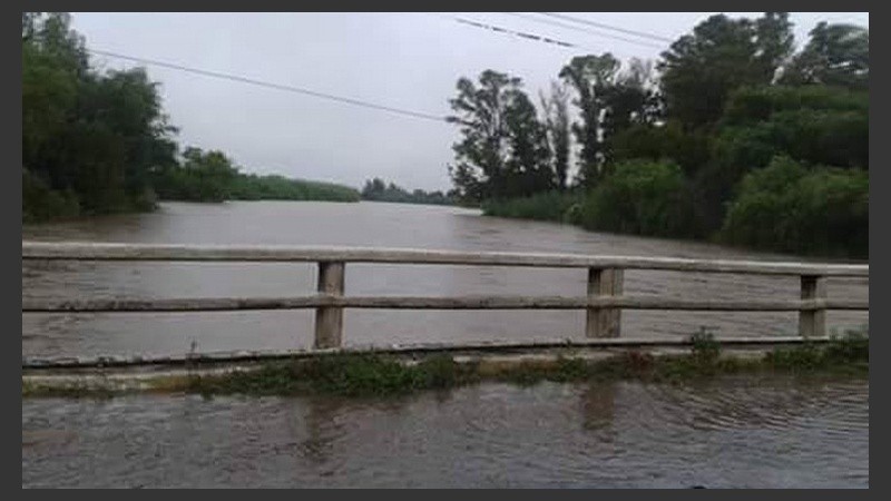 El agua afecta la ruta entre Carcarañá y Tortugas.