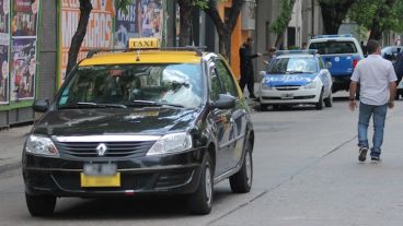 Los taxistas exigen la revisión de la tarifa.