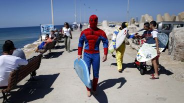 Un surfista israelí con un disfraz de Spiderman participa en un consurso de disfraces y esquí con motivo del "purim" en Ahdod.