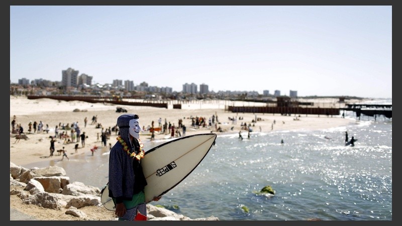 Un surfista israelí con una máscara de Guy Fawkes participa del concurso con motivo del 