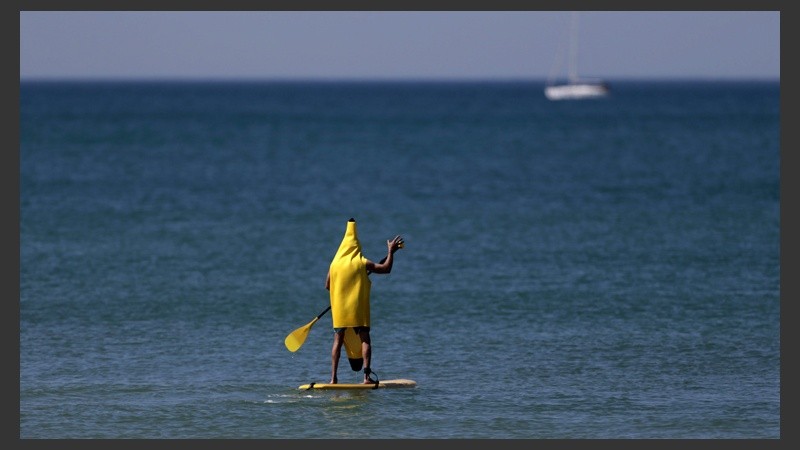 Un surfista israelí con un disfraz de banana participa del concurso con motivo del 
