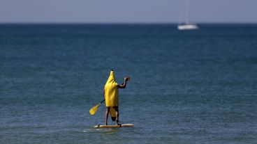 Un surfista israelí con un disfraz de banana participa del concurso con motivo del "purim" en Ahdod.