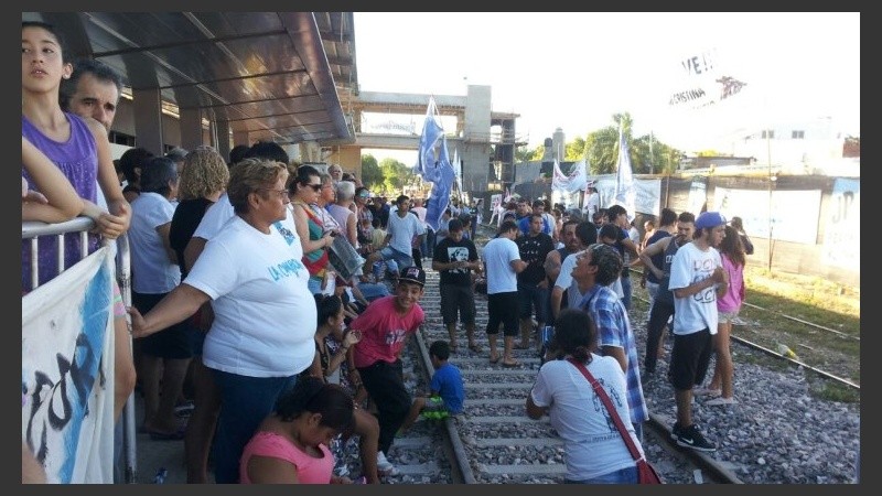 Muchas personas se acercaron a la estación para celebrar el regreso del tren.
