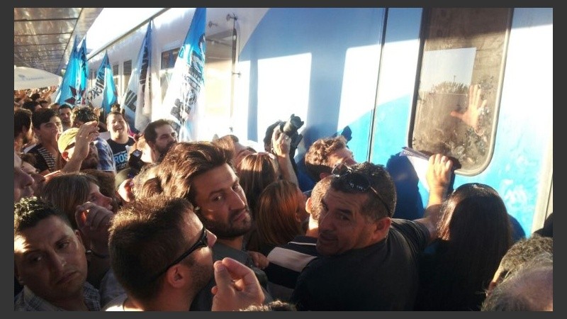 La dichosa puerta 401 rodeada de militantes y prensa a la llegada de la formación