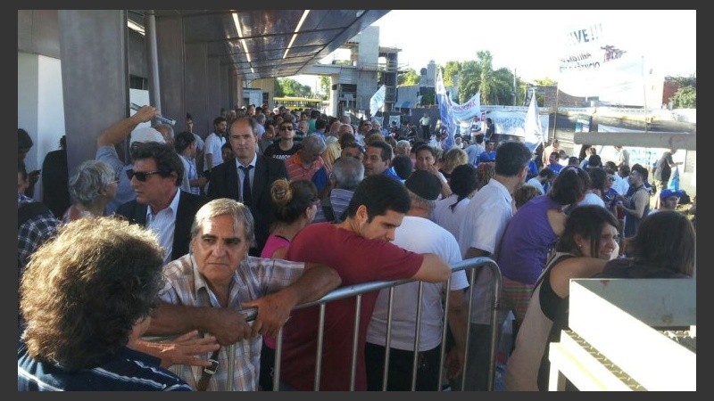 La espera de militantes y vecinos en el Apeadero.