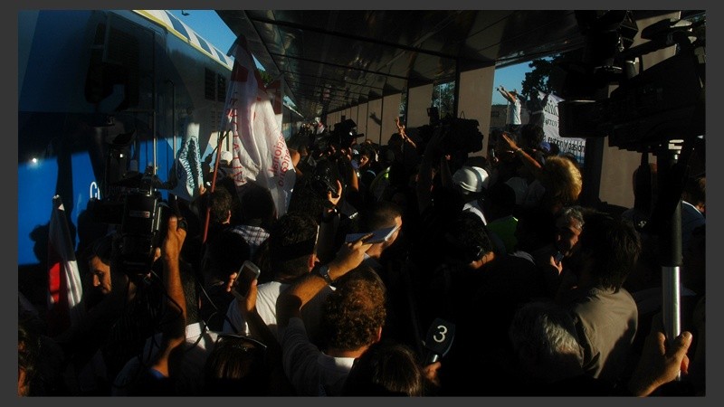 Momento en que se desata el descontrol y ceden las vallas de contención para personas del común y la prensa presente