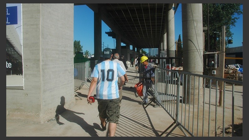 Un obrero en plena tarea de trabajo minutos antes de que arribara el tren a la estación