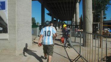Un obrero en plena tarea de trabajo minutos antes de que arribara el tren a la estación