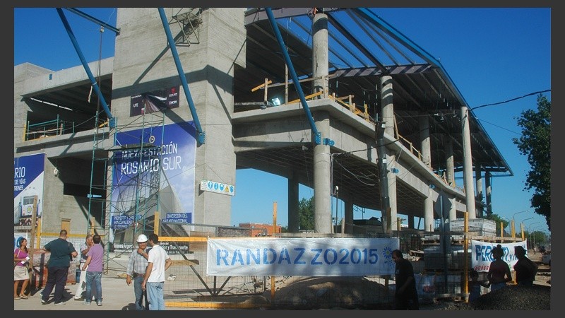 En la imagen se puede ver claramente el estado de las obras en la fachada de la estación Rosario Sur