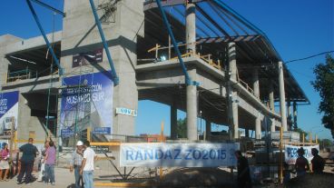 En la imagen se puede ver claramente el estado de las obras en la fachada de la estación Rosario Sur
