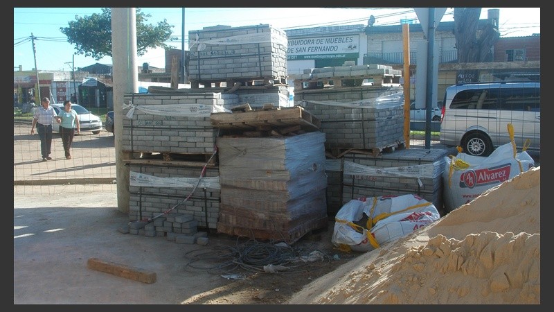 Ladrillos y monticulos de arena para mezcla