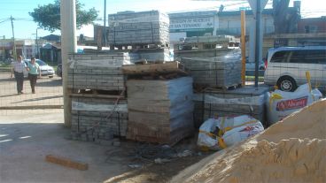 Ladrillos y monticulos de arena para mezcla